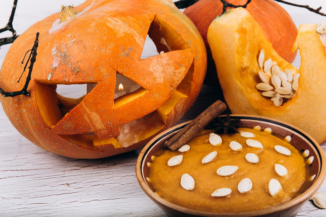 Halloween-Kürbissuppe mit gerösteten Kürbiskernen