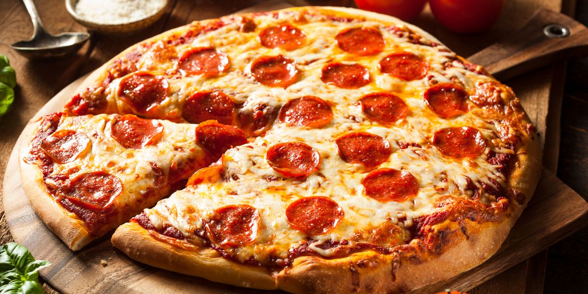 Hausgemachte Peperoni-Pizza in der Pfanne