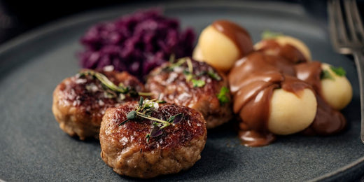 Fleischbällchen mit Kartoffeln und Pfannensauce