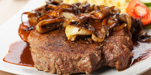 Hackfleisch mit weichen Zwiebeln, Kartoffeln und Soße