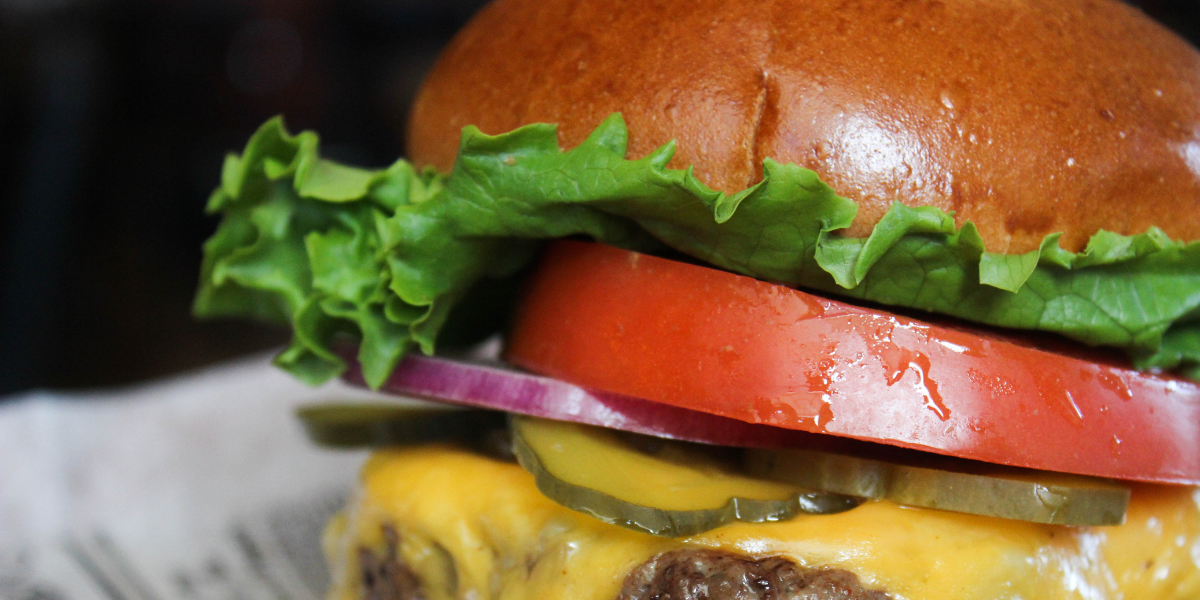 Burger mit Big-Mac-Dressing und knusprigen Pommes frites