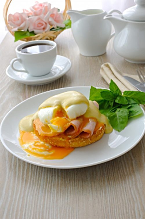 Bereiten Sie sich Eggs Benedict zum Frühstück zu.
