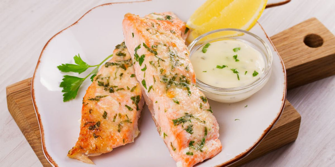 Lachsfilet mit Zitrone, Kartoffeln und Sauce Hollandaise
