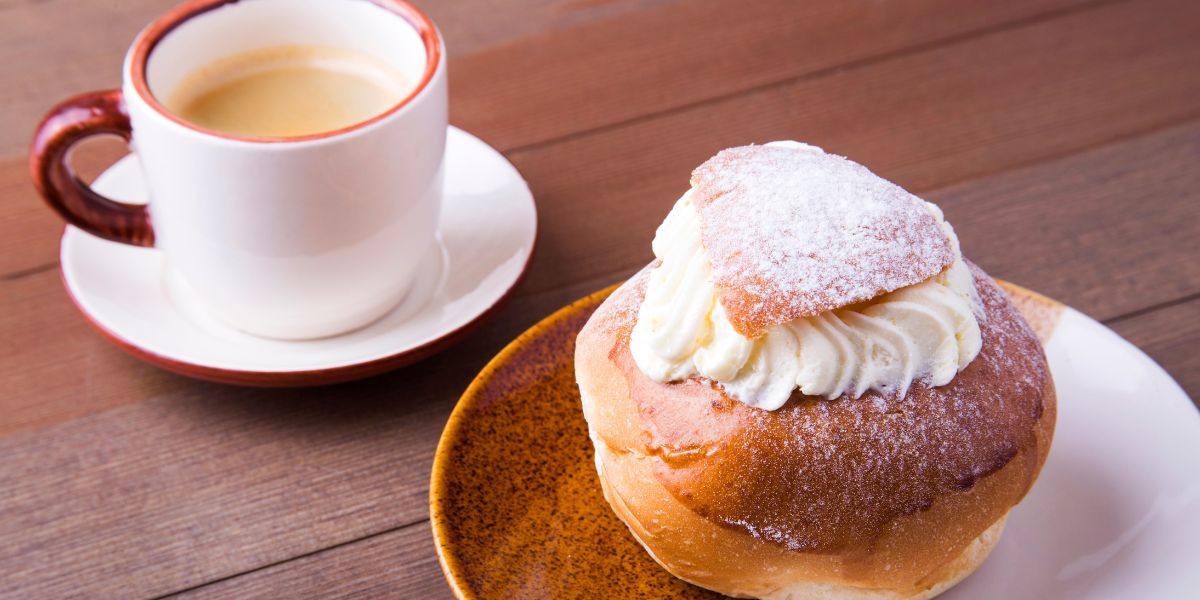 Karnevalsbrötchen mit Sahne und Schlagsahne