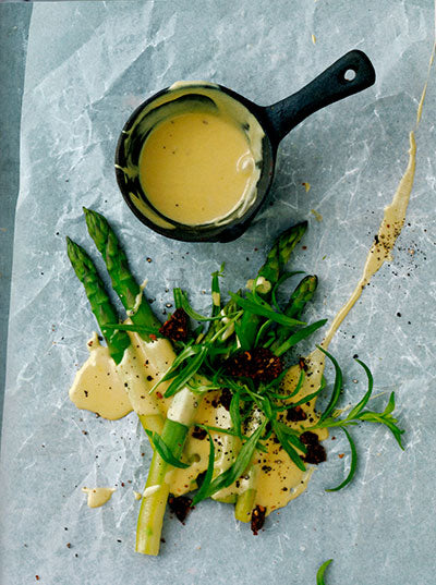 Grüner Spargel zum Osteressen