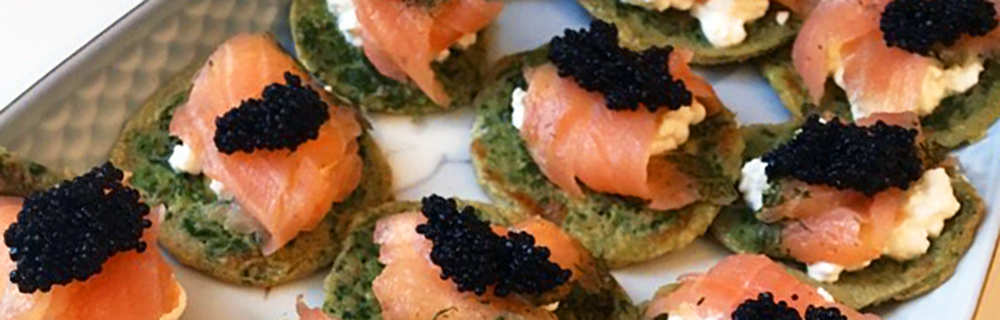 Blinis mit Spinat, Lachs und Kaviar – einfach und lecker!