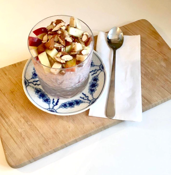 Chia-Porridge mit Hüttenkäse, frischem Obst und Nüssen