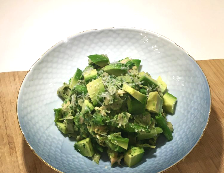 Grüne Pasta mit Lachssauce und Avocado