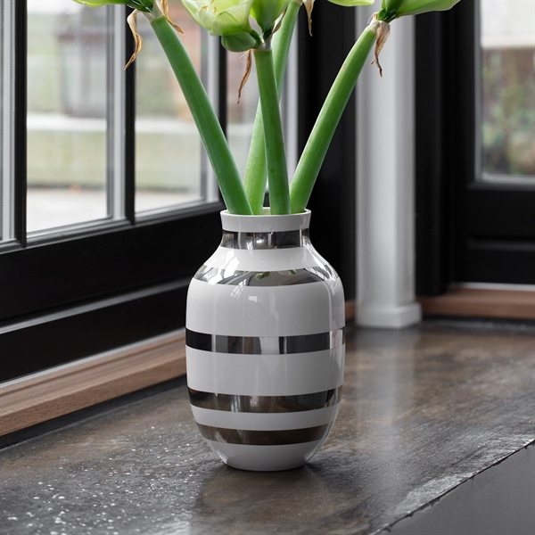 Die beliebte Kähler-Vase gibt es jetzt mit eleganten silbernen Streifen!
