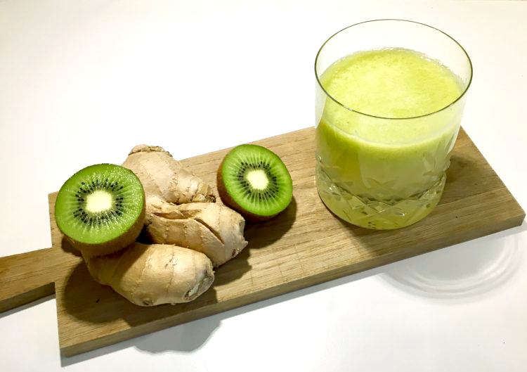 Ingwergetränk mit Kiwi und Apfel