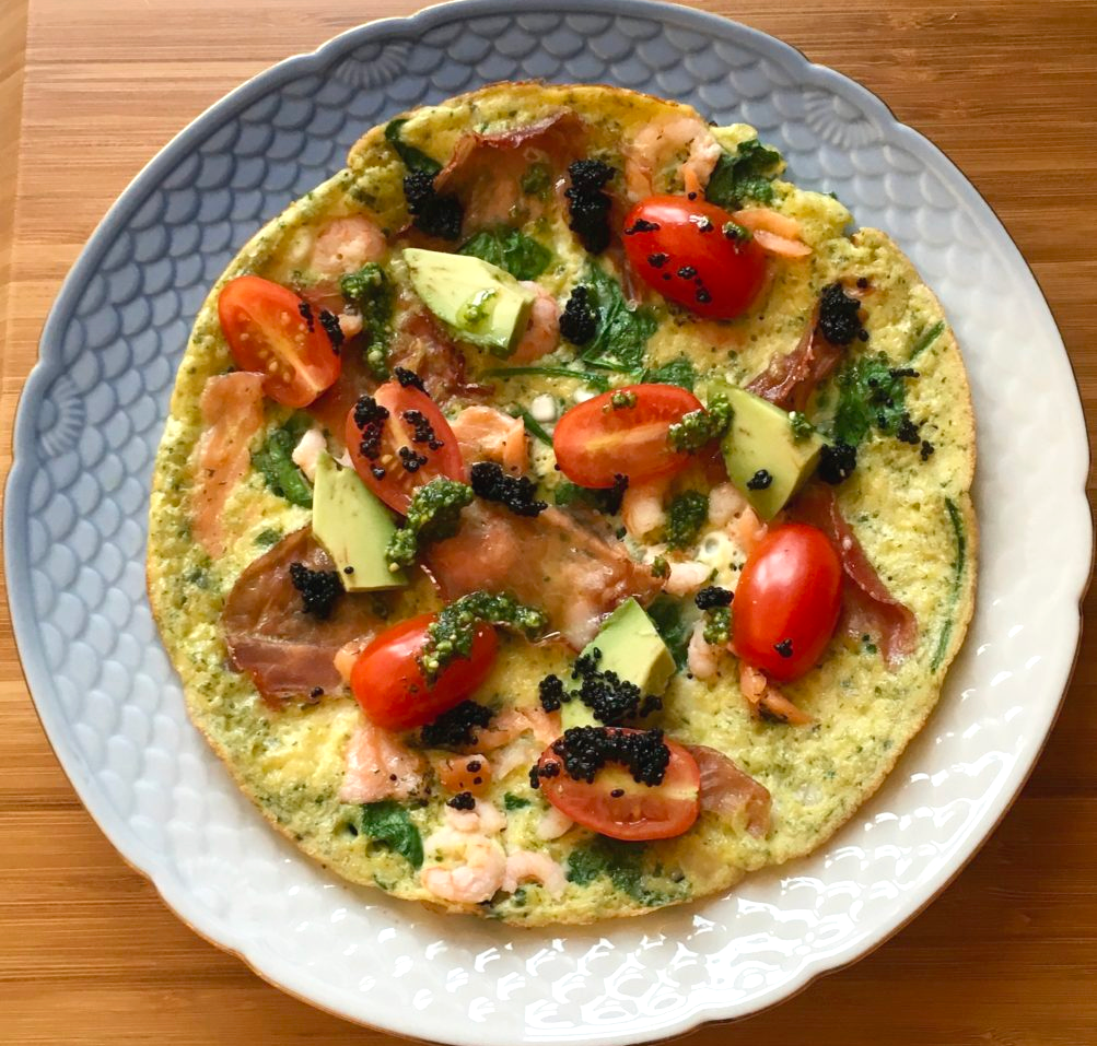 Frühstücksomelett mit Spinat, Garnelen, Lachs und Parmaschinken