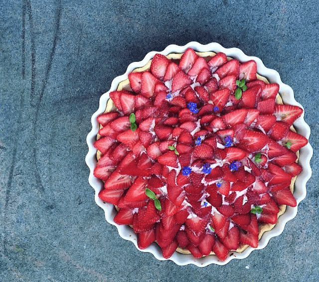 Einfaches Rezept für Erdbeerkuchen mit Marzipan und Sahne