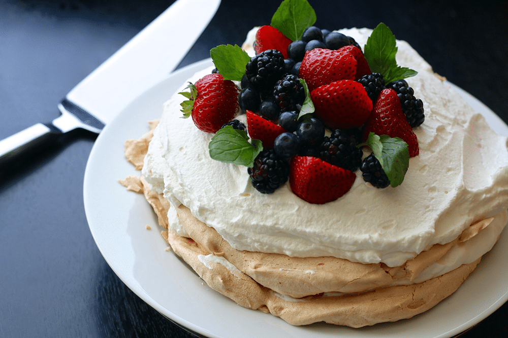 Pavlova mit Beeren – ein klassisches Sommerdessert