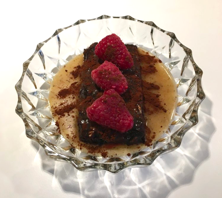 Roher Schokoladenkuchen mit Karamellsauce