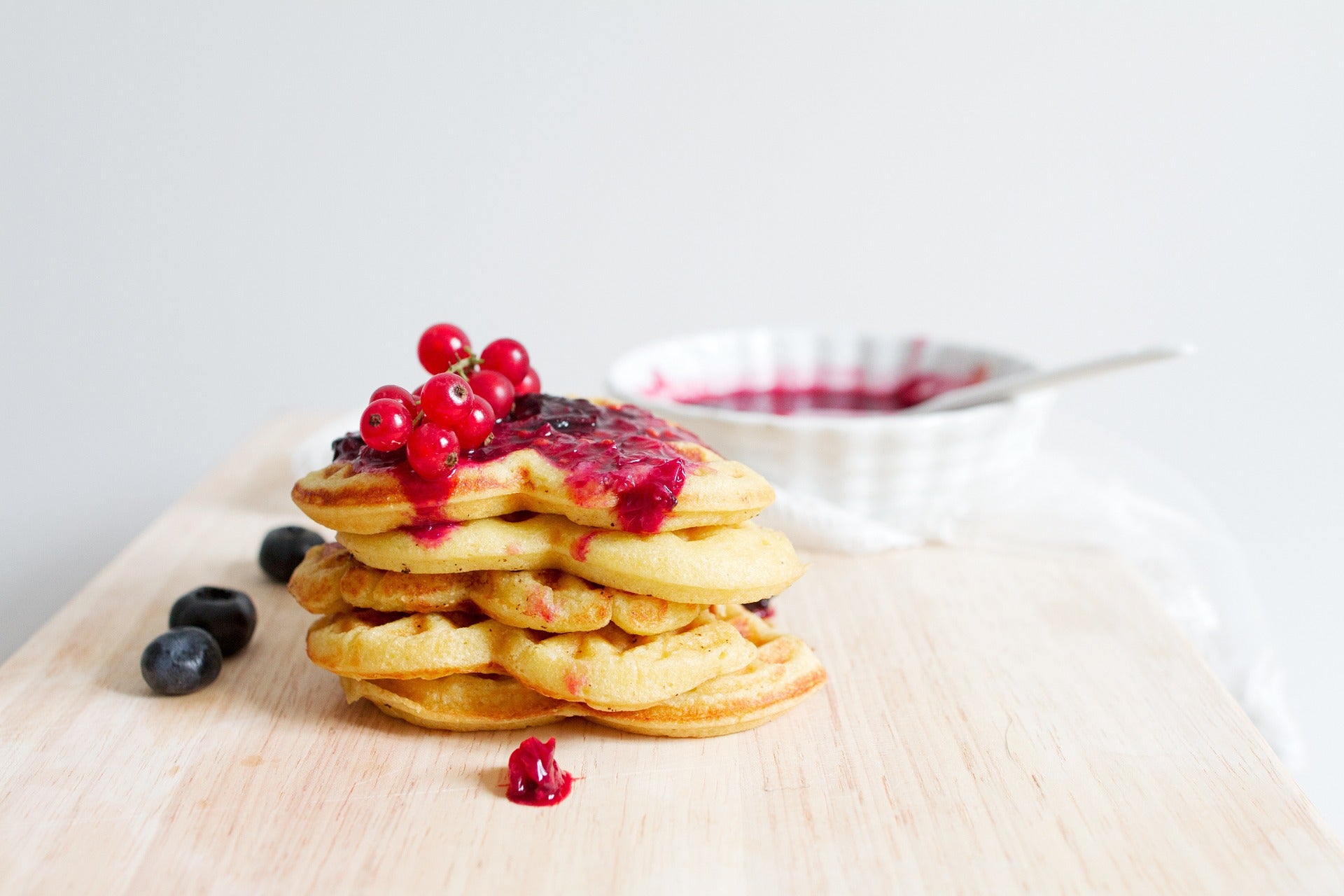 Knusprige Waffeln mit himmlischer Beerensauce