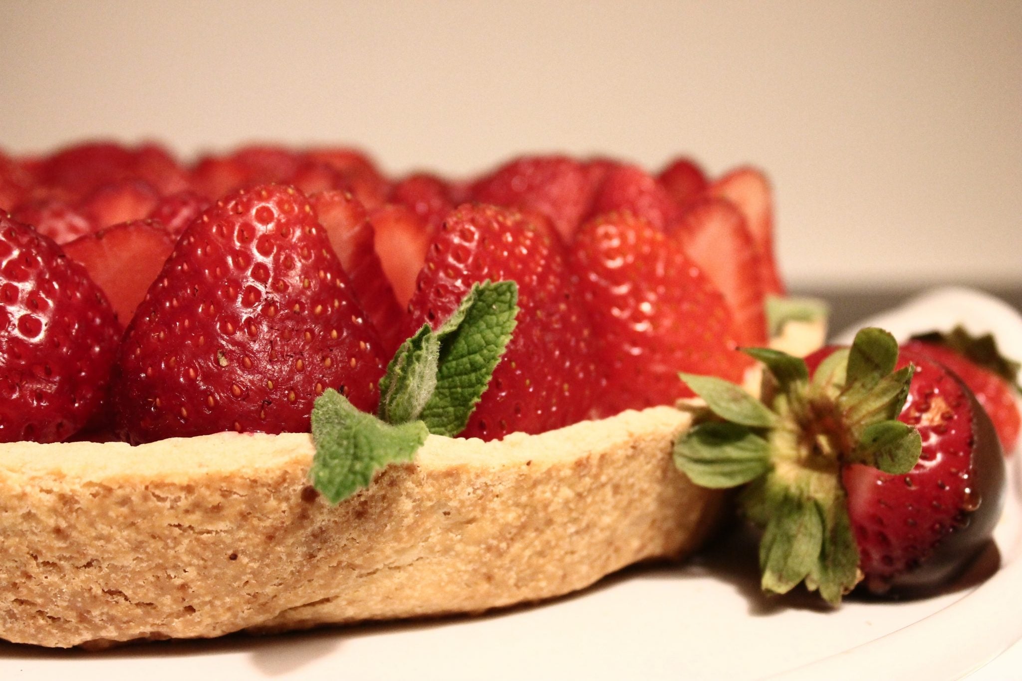 Rezept: Erdbeerkuchen mit Minze.