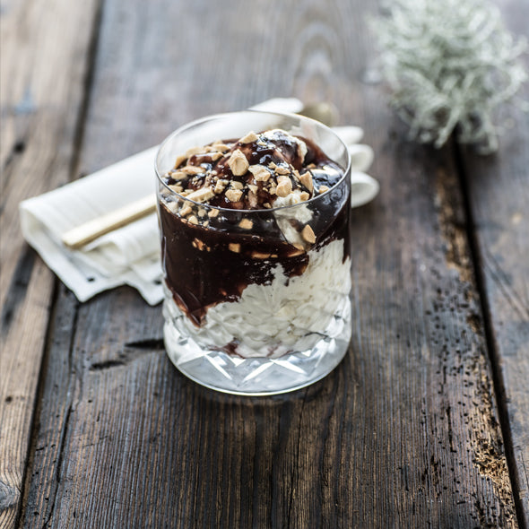 Eisbecher mit Schokoladensoße