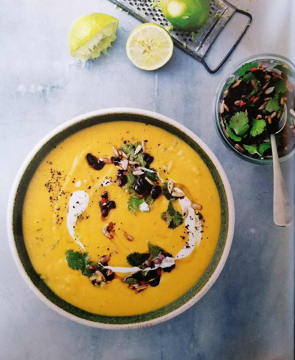 Kürbissuppe mit Salsa aus schwarzen Bohnen und Koriander