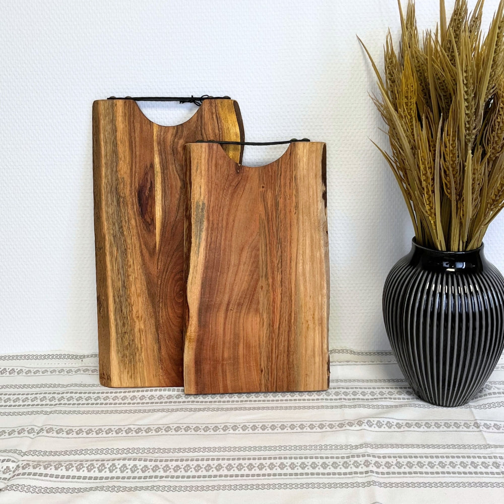 Schneidebrett mit Ledergriff, 38 x 20 cm, geöltes Akazienholz