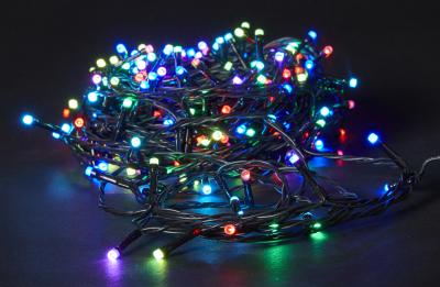 RGB-LED-Lichterkette mit 100 LEDs, vielen Funktionen, Schutzart IP44 und Fernbedienung