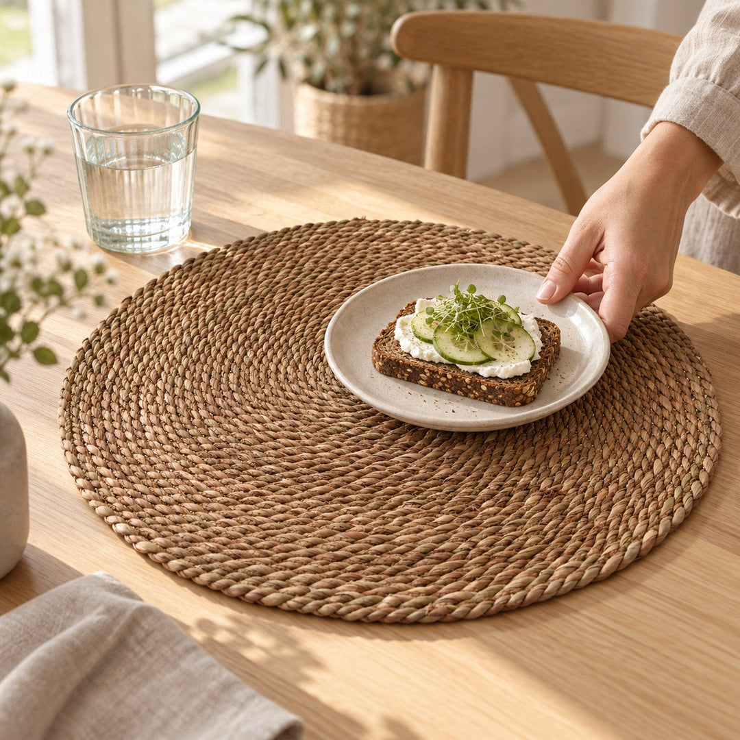 Dækkeserviet rattan Ø38 cm i brug i et hyggeligt hjem