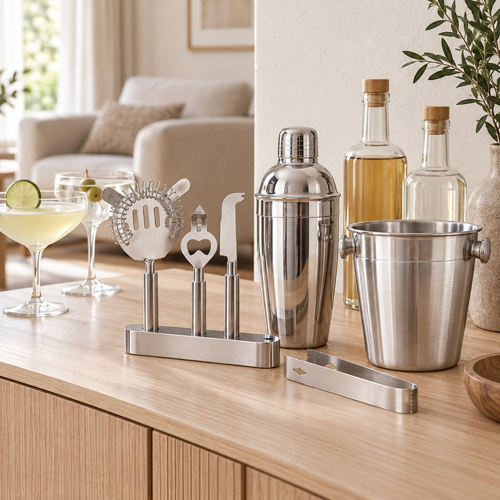Barsæt med cocktailshaker derhjemme