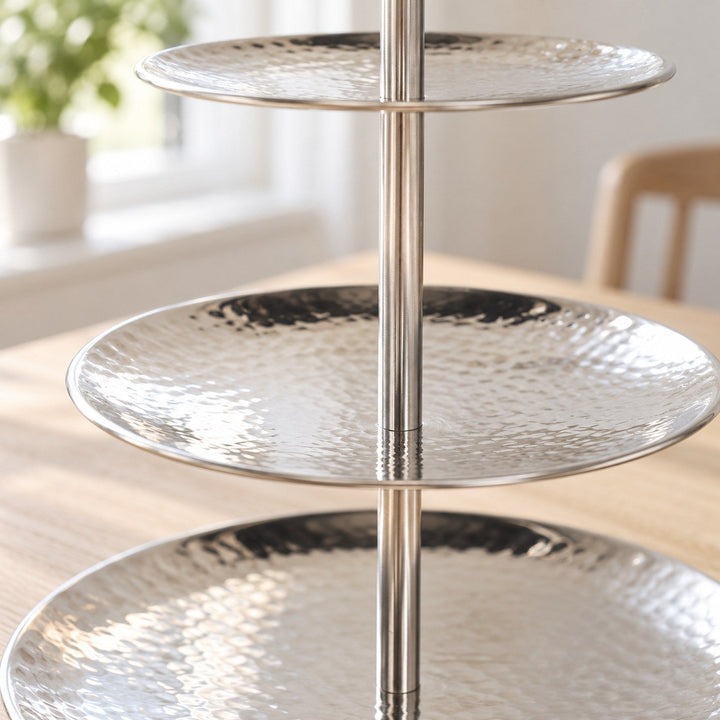 Etagere 3 etager hamret metal tæt på, detaljer og materiale