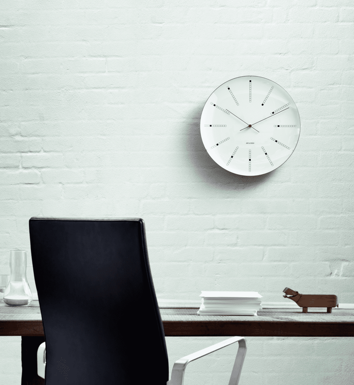 Arne Jacobsen – Bankers Wanduhr Ø29 cm weiß/schwarz/rot