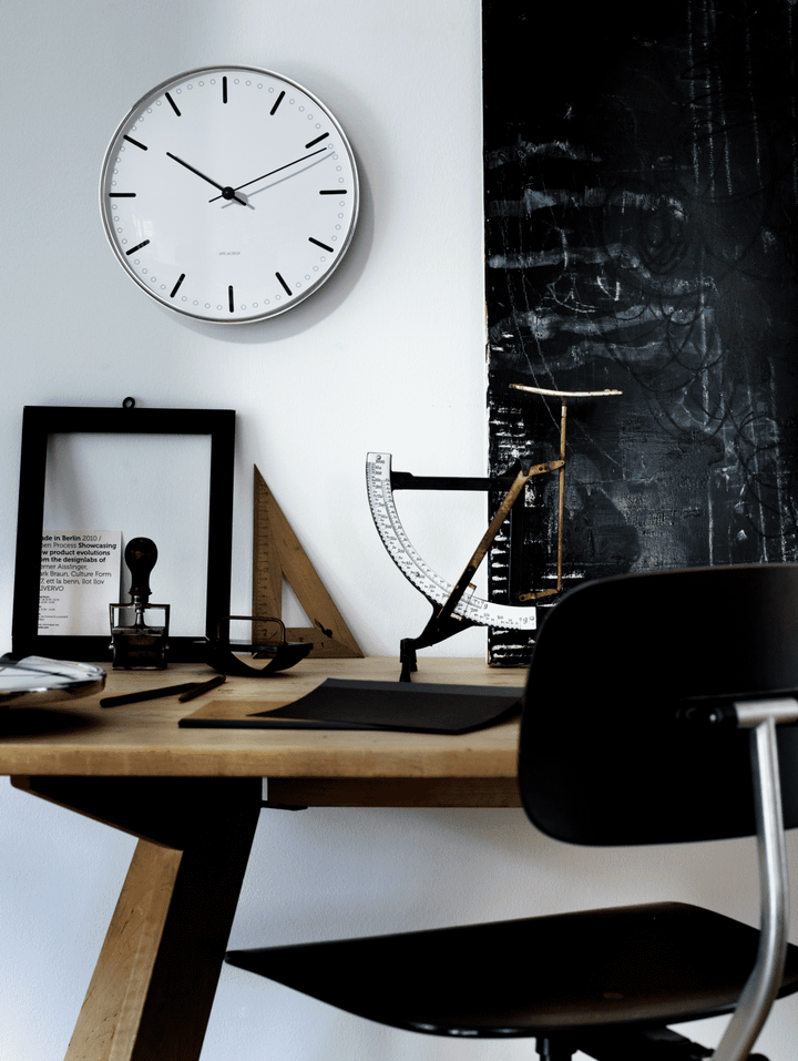 Arne Jacobsen – Rathaus-Wanduhr Ø29 cm weiß/schwarz