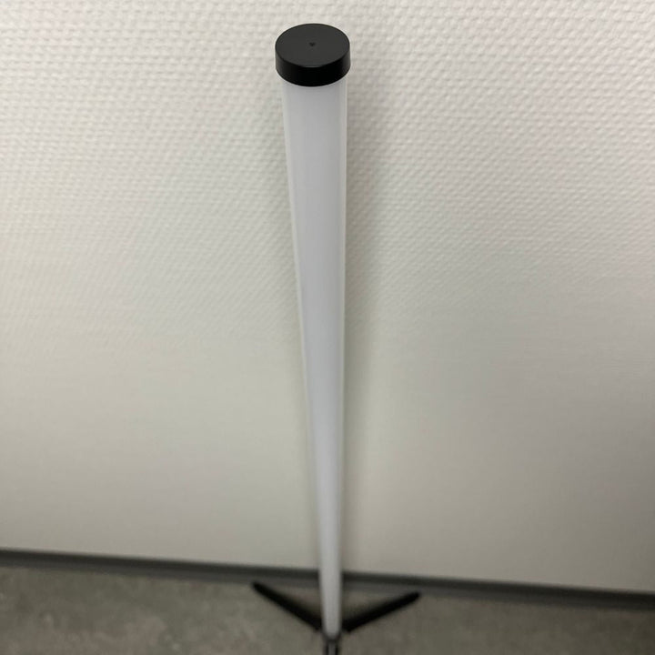 Grundig – Stehlampe – mit 16 Farben und verschiedenen Effekten, 120 cm