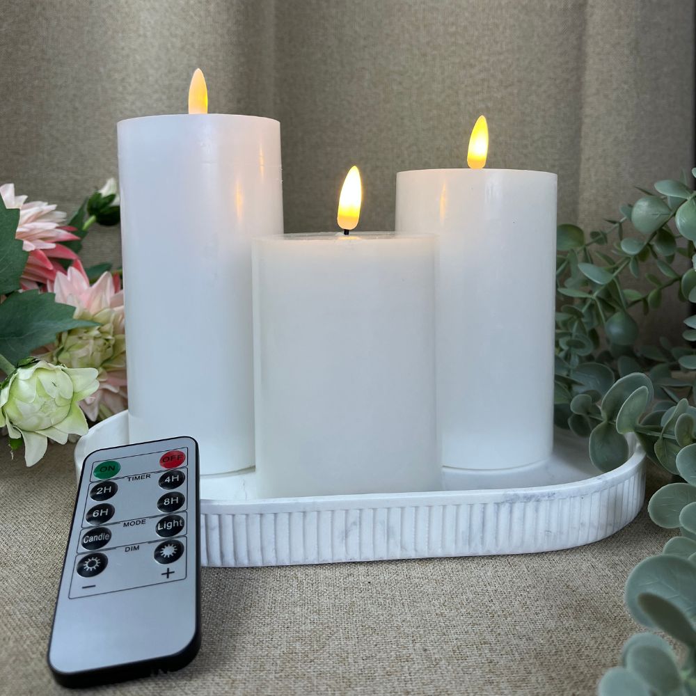 3-LED-Blockkerze mit 3D-Flamme und Fernbedienung, Ø 7,5 cm – Weiß