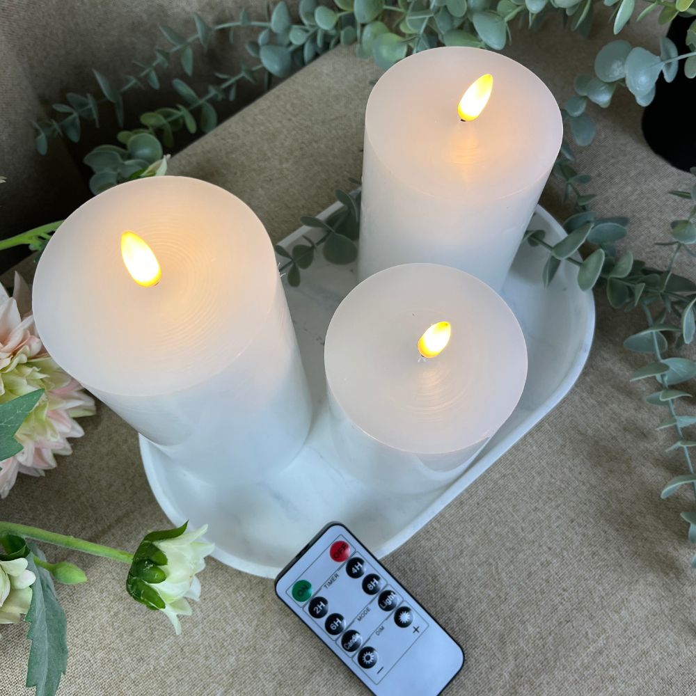 3-LED-Blockkerze mit 3D-Flamme und Fernbedienung, Ø 7,5 cm – Weiß
