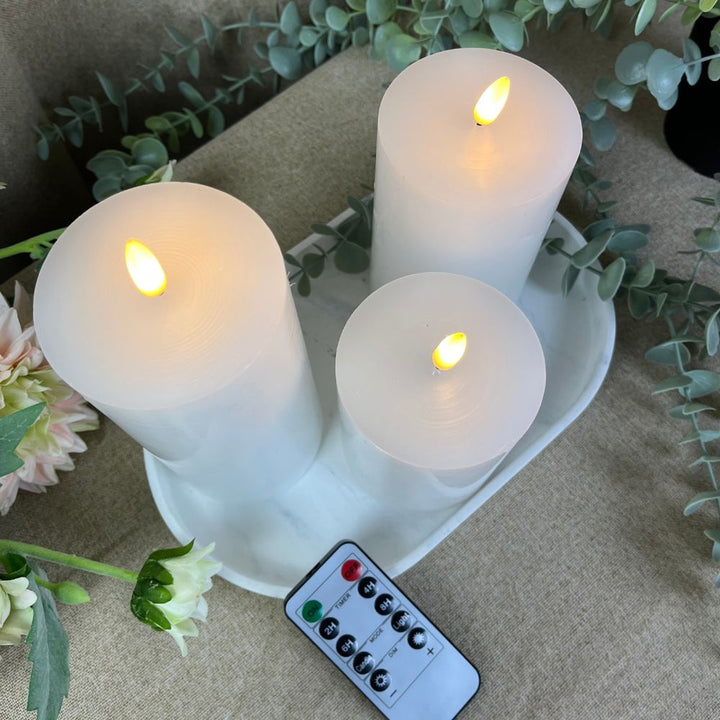 3-LED-Blockkerze mit 3D-Flamme und Fernbedienung, Ø 7,5 cm – Weiß