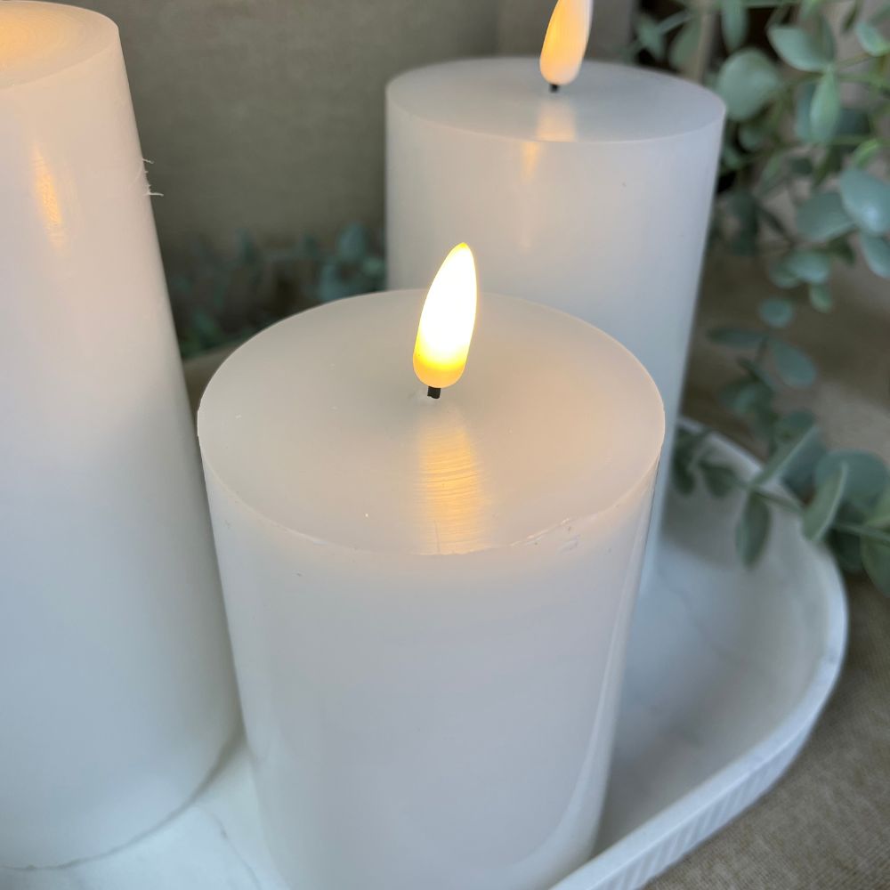 3-LED-Blockkerze mit 3D-Flamme und Fernbedienung, Ø 7,5 cm – Weiß
