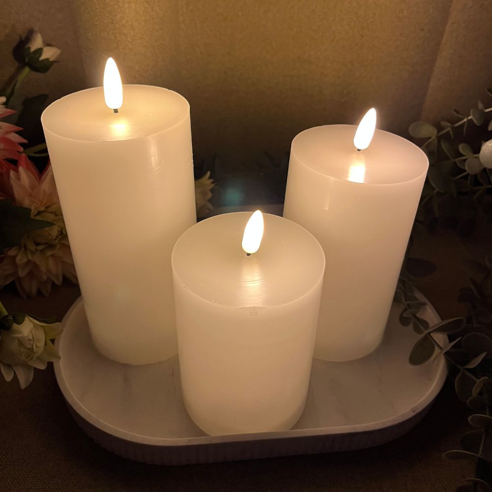 3-LED-Blockkerze mit 3D-Flamme und Fernbedienung, Ø 7,5 cm – Weiß