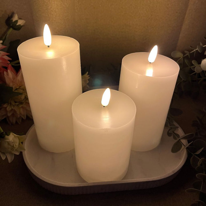 3-LED-Blockkerze mit 3D-Flamme und Fernbedienung, Ø 7,5 cm – Weiß
