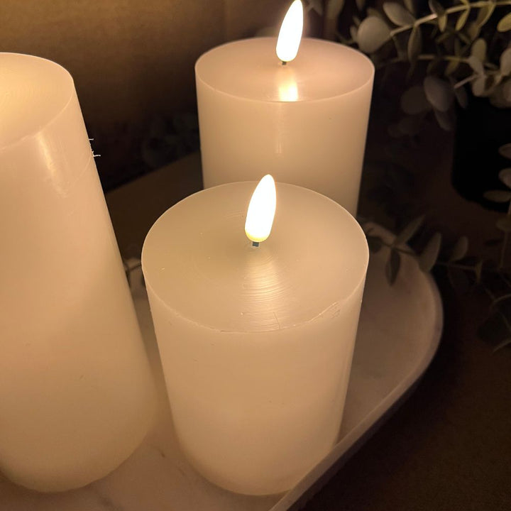 3-LED-Blockkerze mit 3D-Flamme und Fernbedienung, Ø 7,5 cm – Weiß
