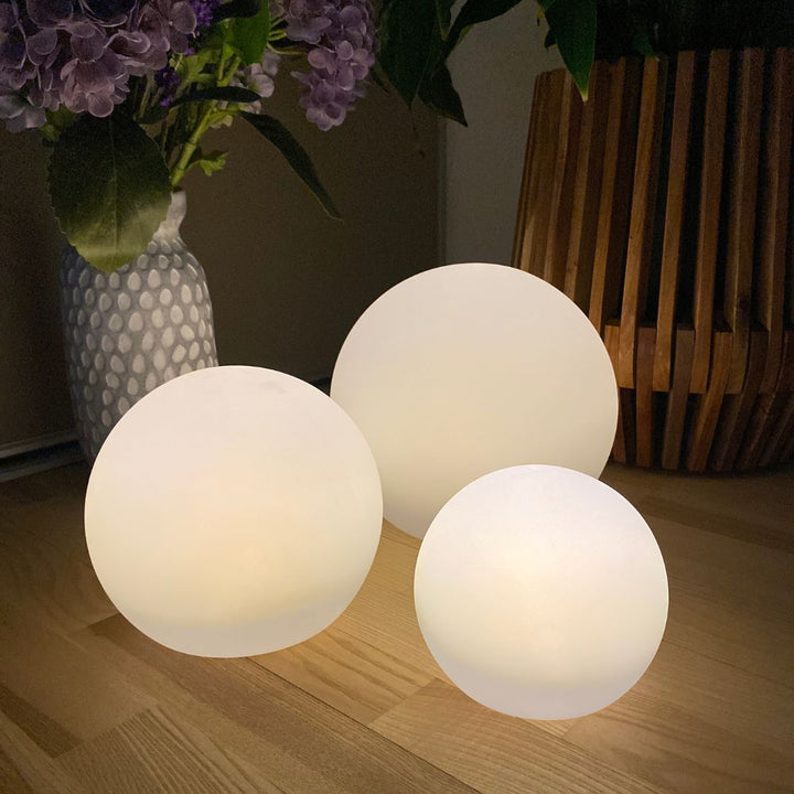 Solar-Leuchtkugel mit Erdspieß 3 Stk. - Ø25/20/15 cm weißer Kunststoff
