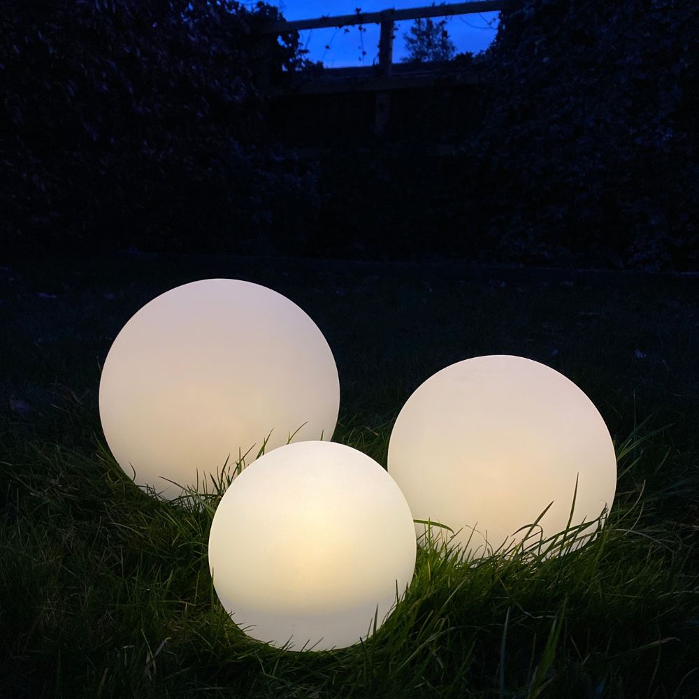 Solar-Leuchtkugel mit Erdspieß 3 Stk. - Ø25/20/15 cm weißer Kunststoff