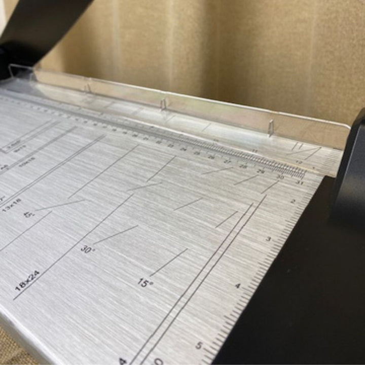 Papierschneider mit Skala und Winkeln – aus Aluminium