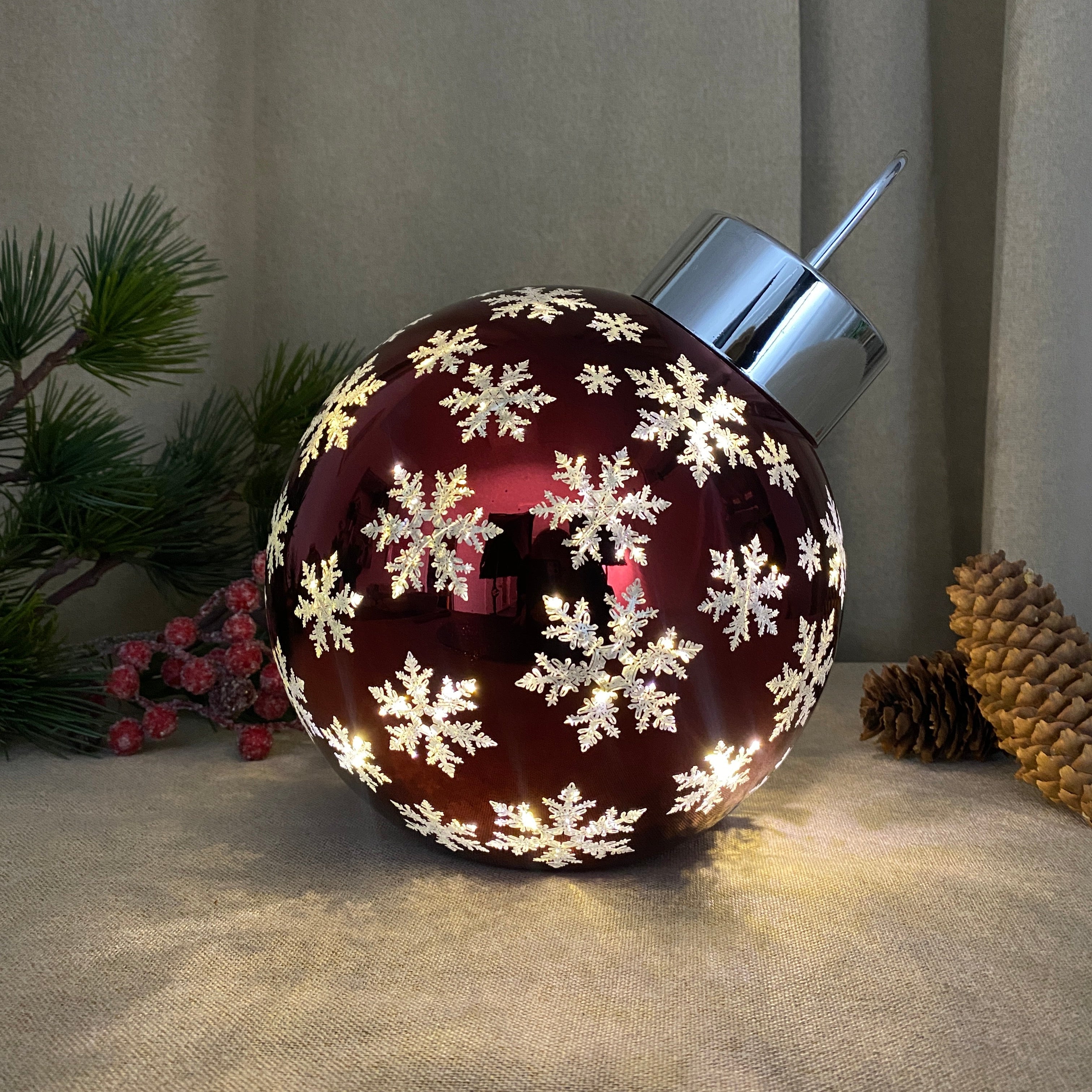 Weihnachtskugel mit LED und Schneeflocken, Ø 20 cm