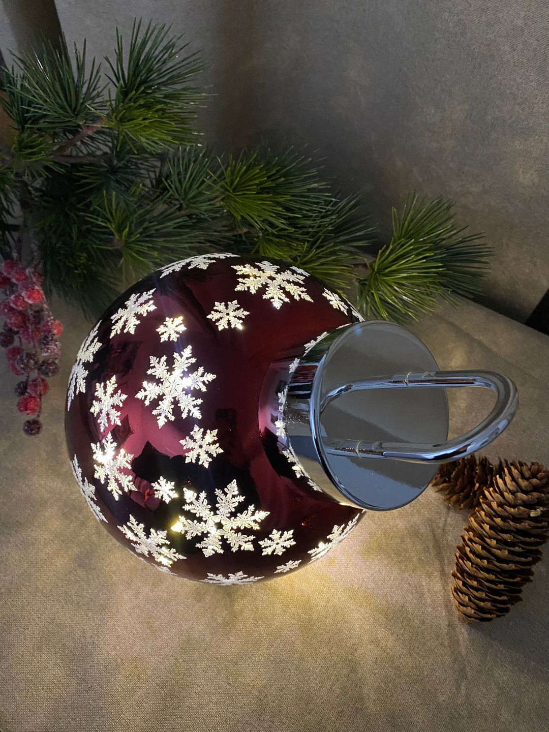 Weihnachtskugel mit LED und Schneeflocken, Ø 20 cm