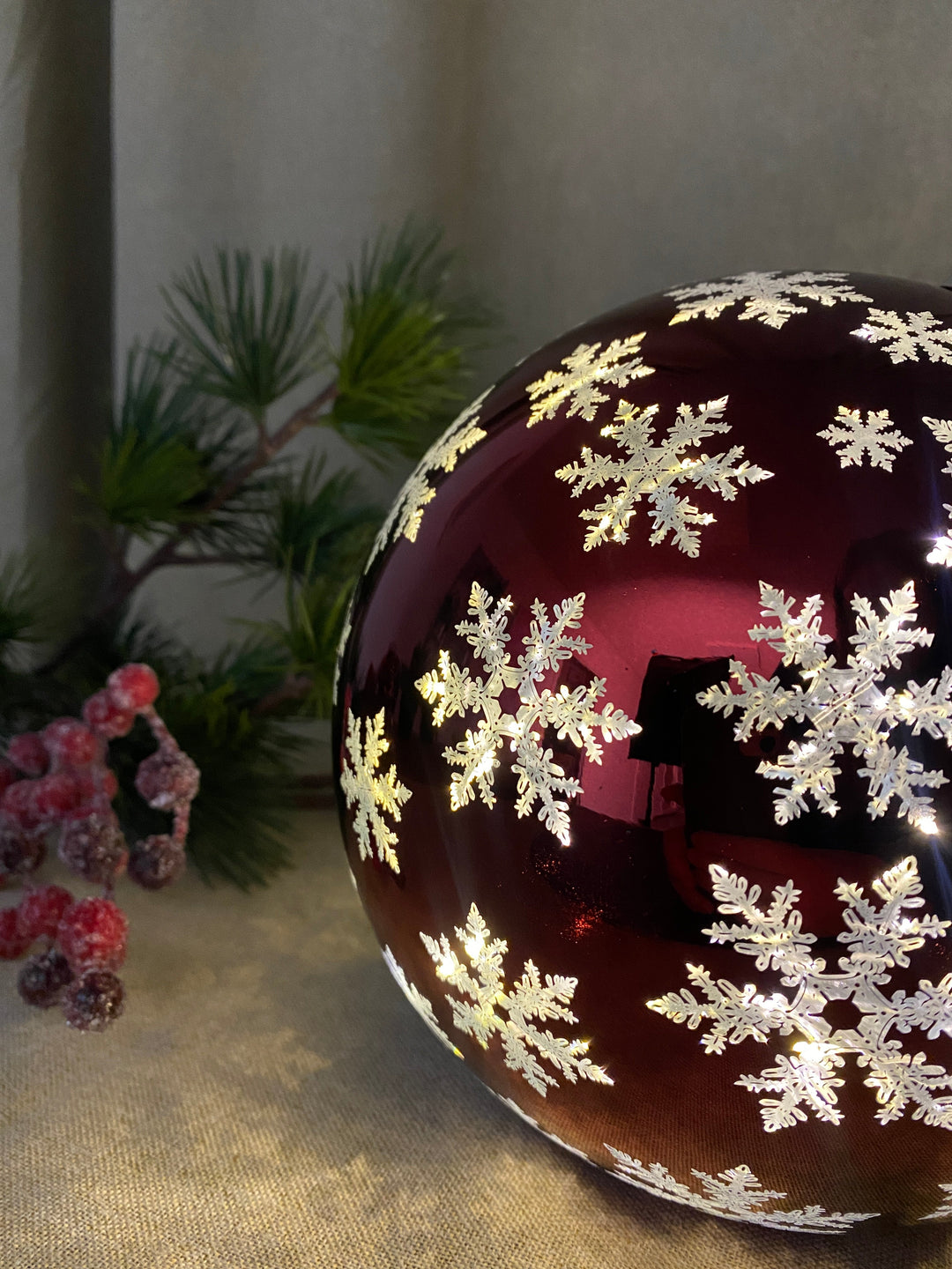 Weihnachtskugel mit LED und Schneeflocken, Ø 20 cm