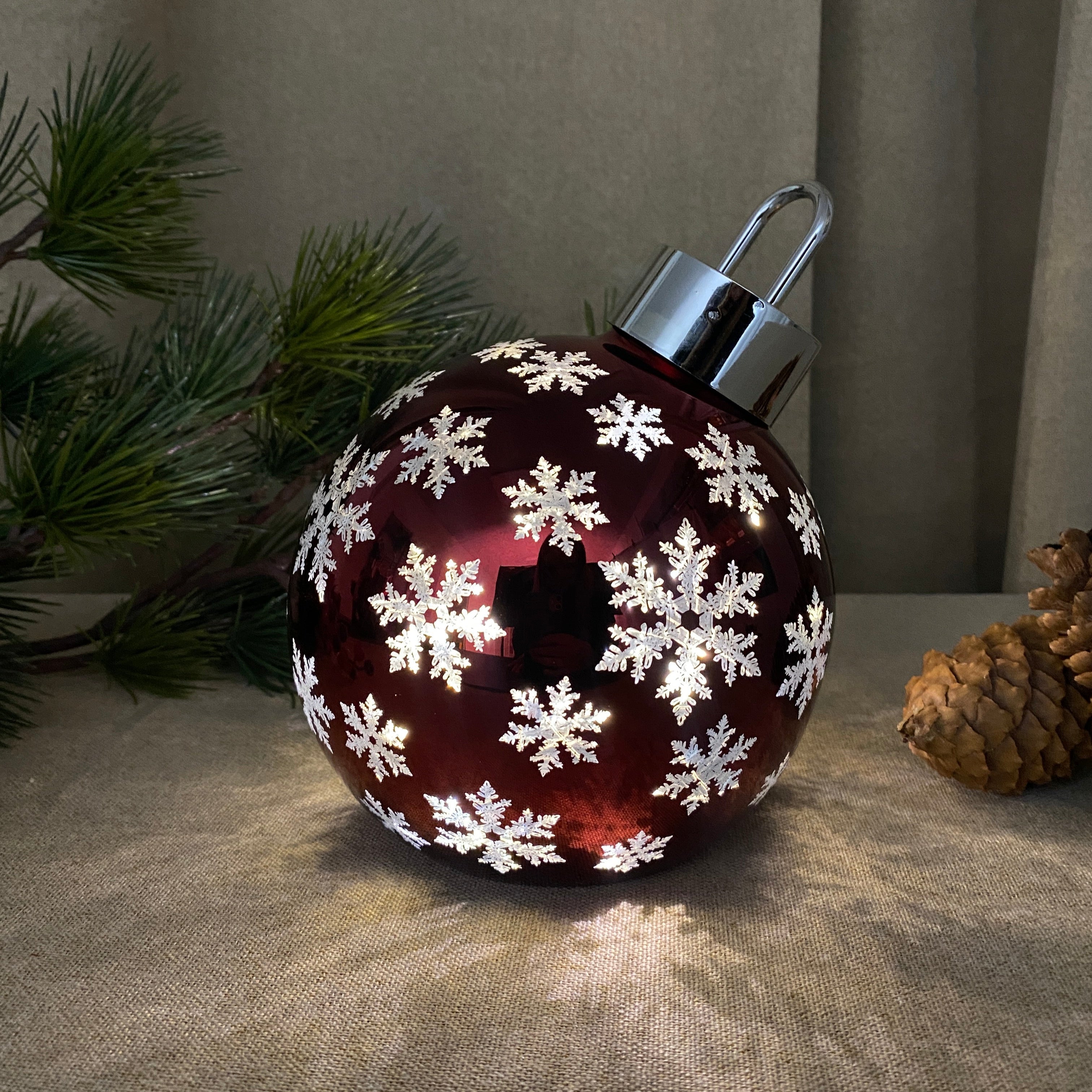 Weihnachtskugel mit LED und Schneeflocken, Ø 15 cm