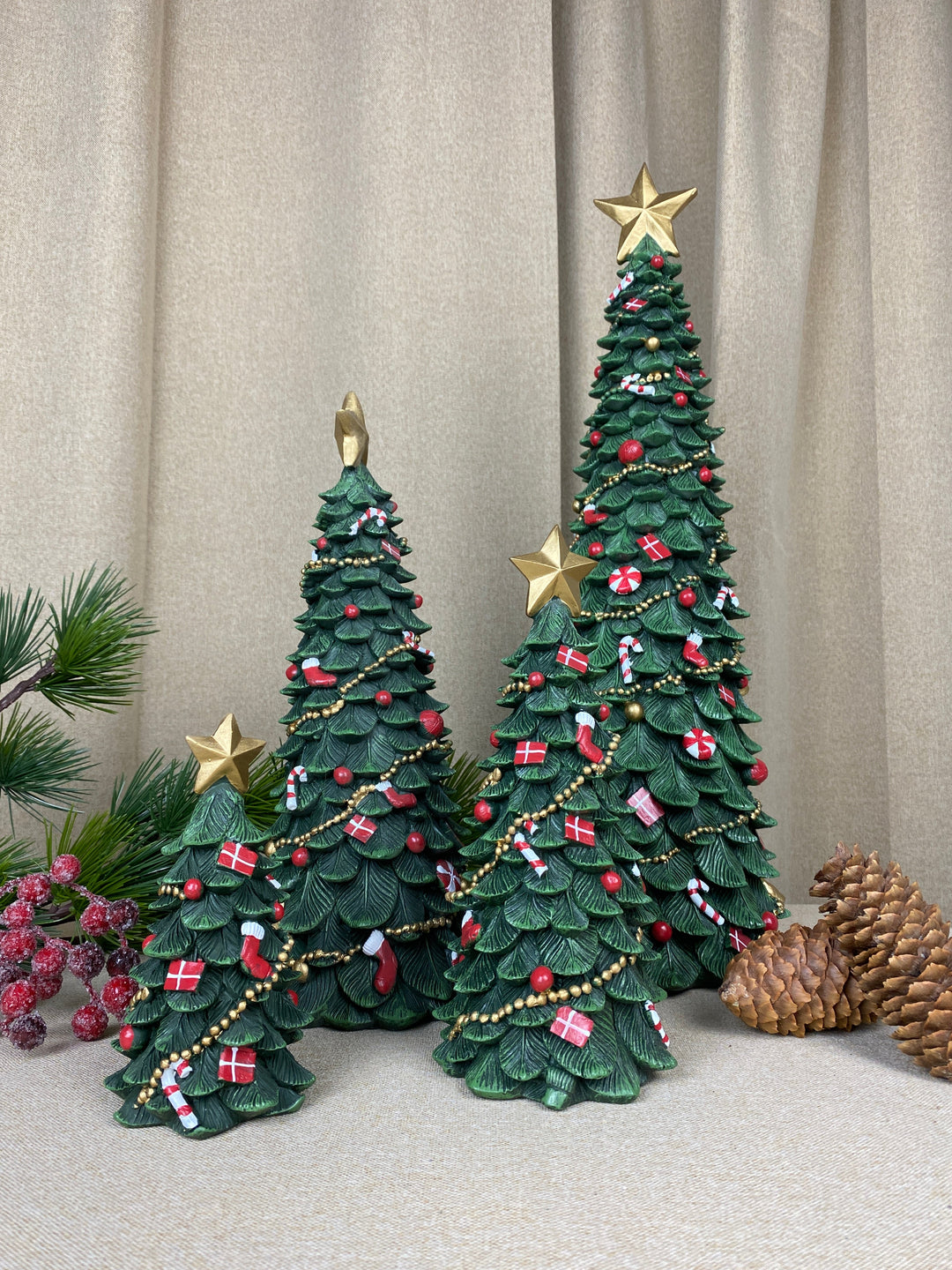 Weihnachtsbaum mit Schmuck, 23,5 cm, Polyresin, dunkelgrün