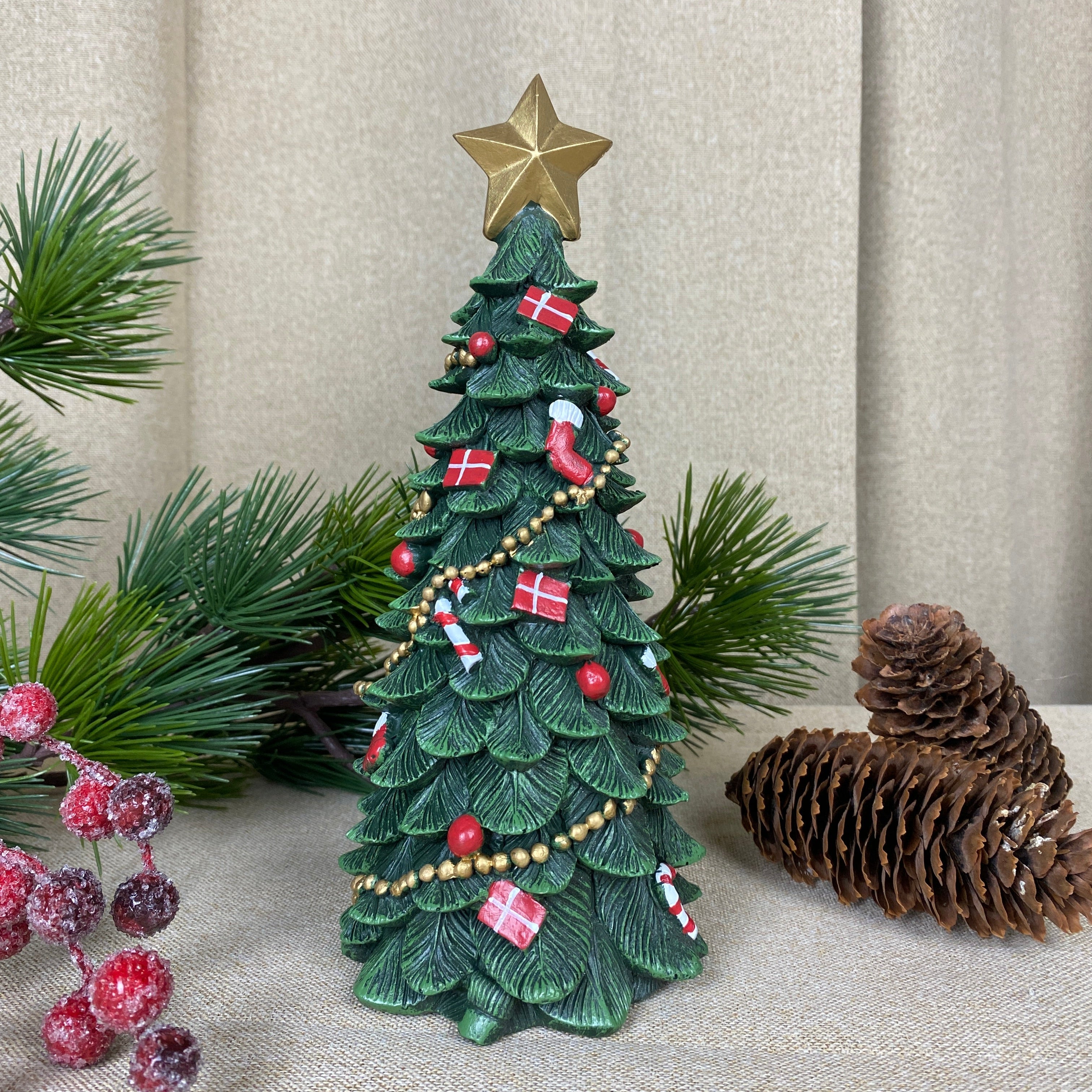 Weihnachtsbaum mit Schmuck, 23,5 cm, Polyresin, dunkelgrün