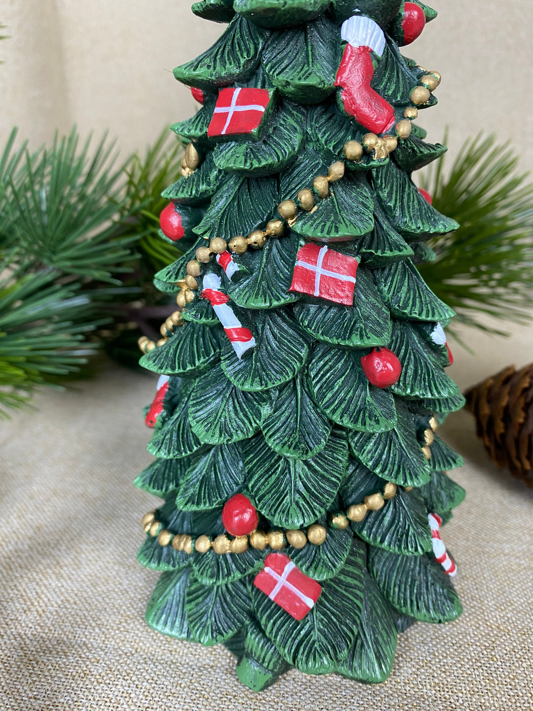 Weihnachtsbaum mit Schmuck, 23,5 cm, Polyresin, dunkelgrün