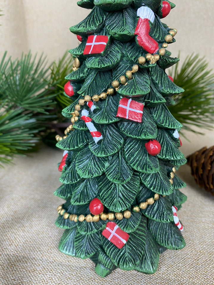 Weihnachtsbaum mit Schmuck, 23,5 cm, Polyresin, dunkelgrün
