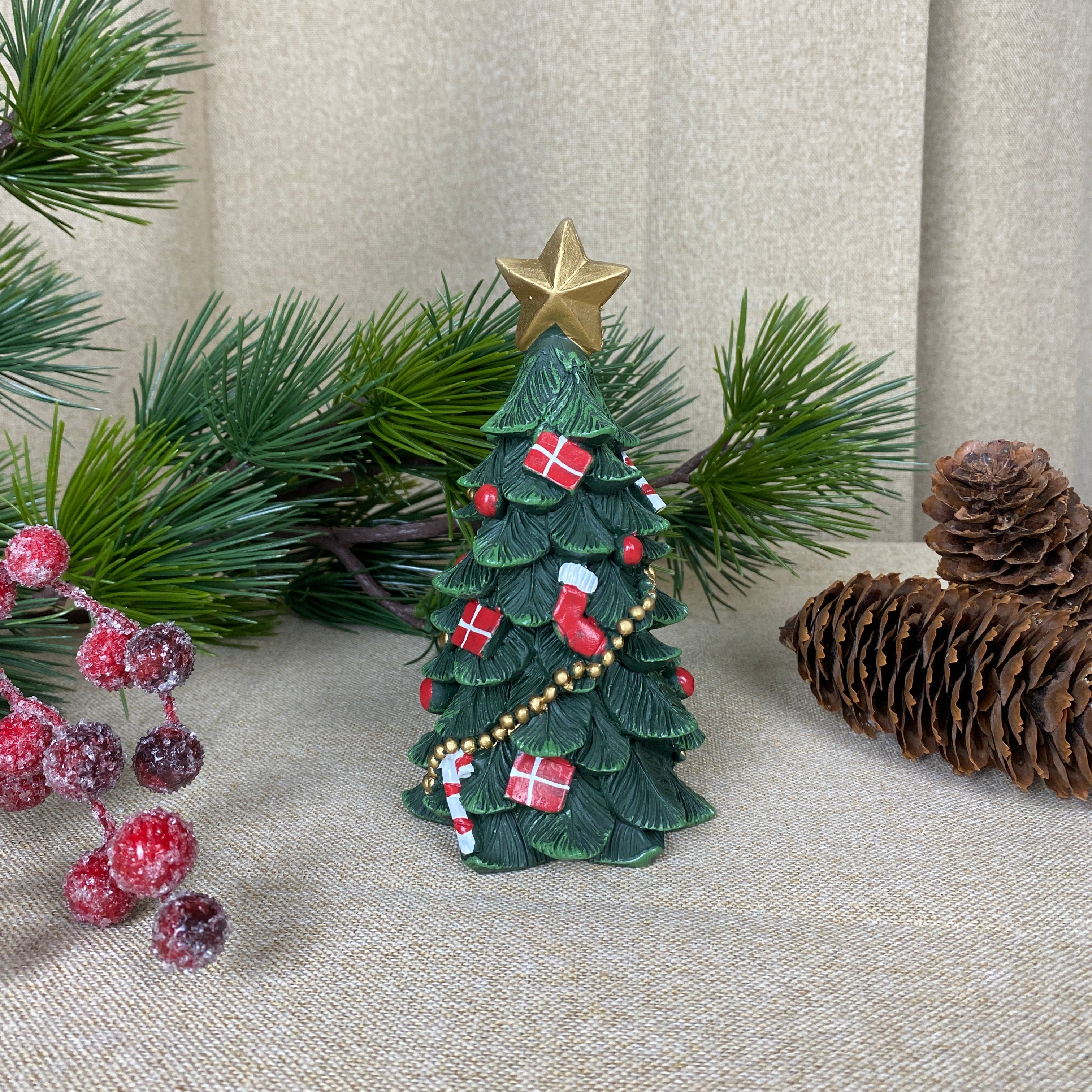 Weihnachtsbaum mit Schmuck, 15 cm, Polyresin, dunkelgrün