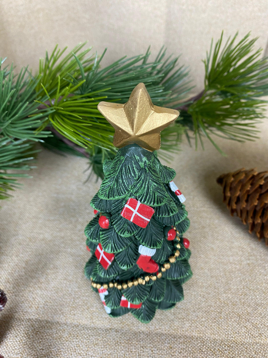 Weihnachtsbaum mit Schmuck, 15 cm, Polyresin, dunkelgrün